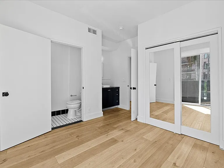 135 N Doheny Dr #202 — Photo 12