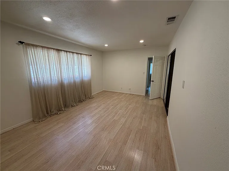 1501 N Maryland Ave — Photo 25