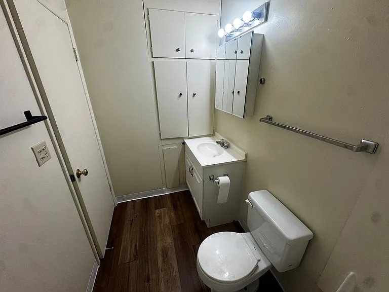 Avante Apartments - Charming, Centrally Located Building with Off Street Parking! — Photo 10
