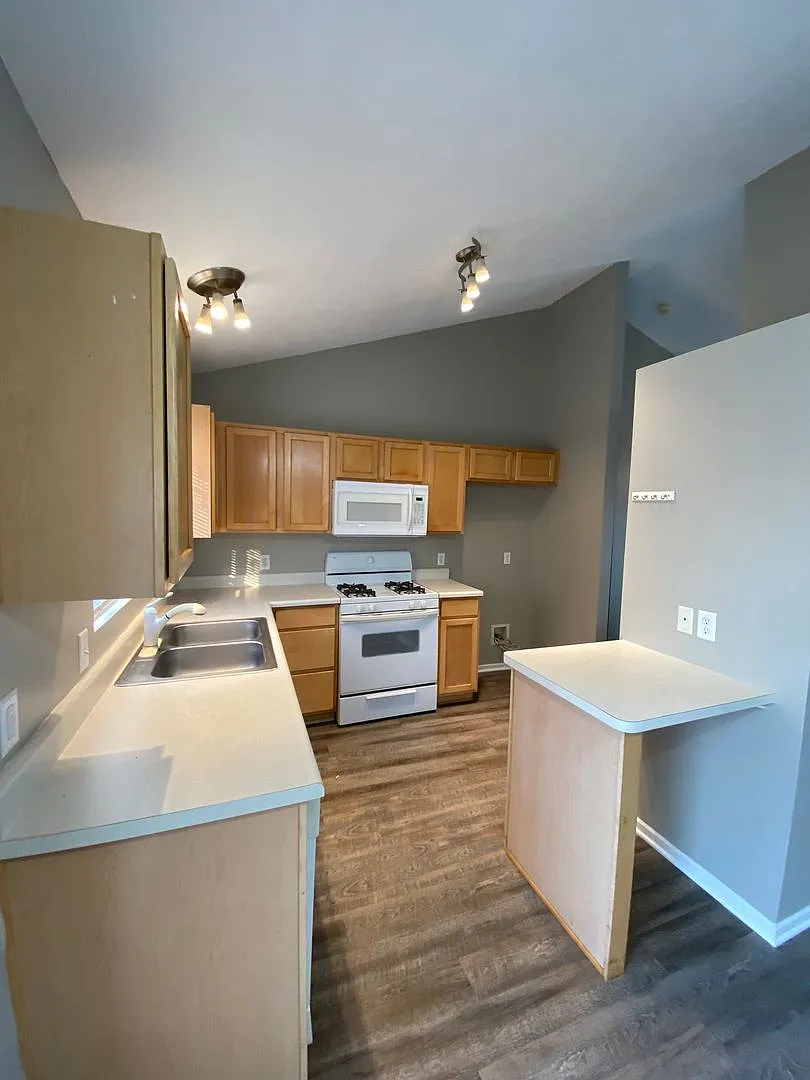 3 Bedroom/ 2 Bathroom $1895 — Photo 2