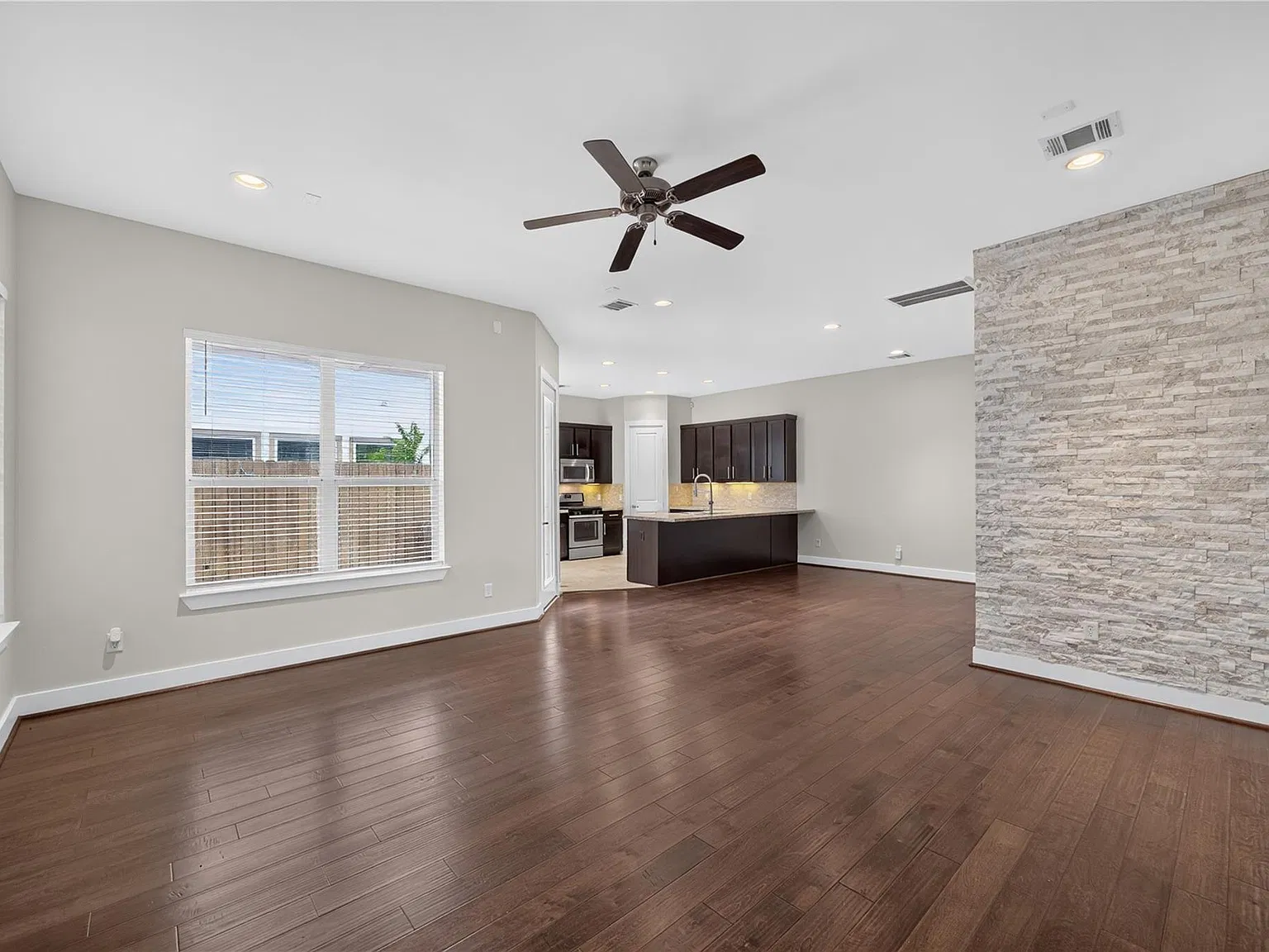 4 bed, 2.5 bath, 2217 sqft, $2,750 — Photo 3
