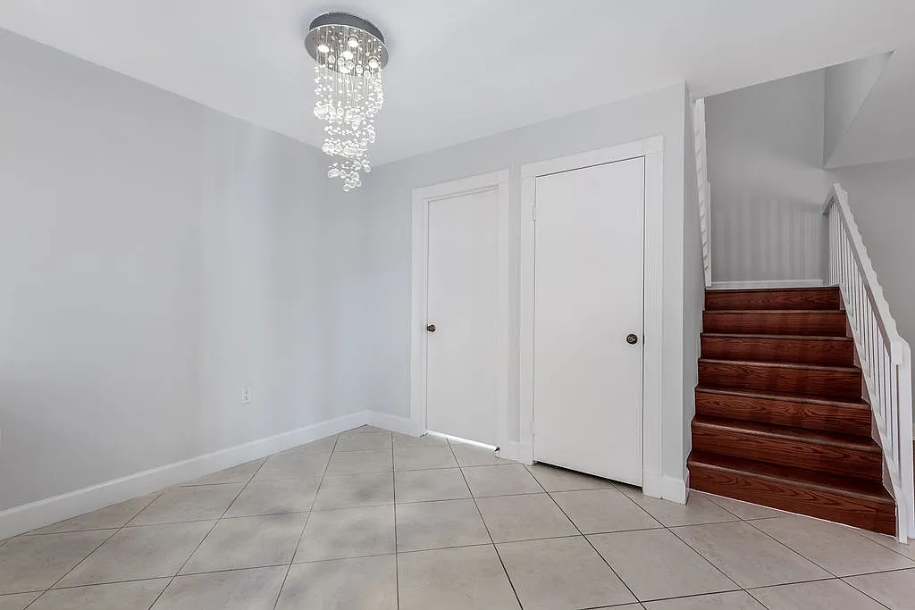 185 Charter Way - 1 — Photo 3