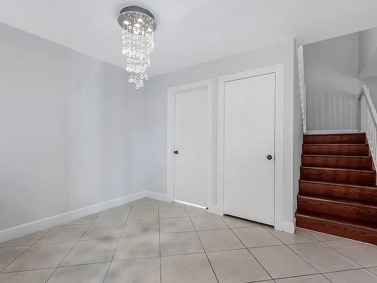 185 Charter Way — Photo 3