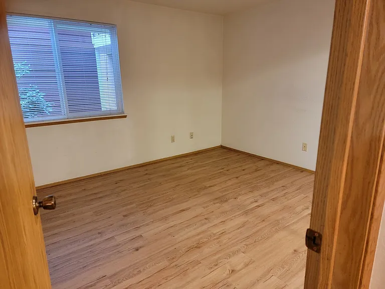 7404 W Lake Samm Py NE — Photo 8