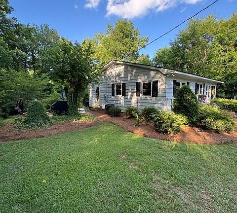 2nd image of 606 N Pine Ln