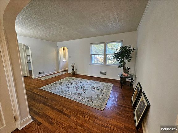 4th image of 55 Rutgers Pl