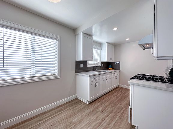 4th image of 816 S Marguerita Ave #31