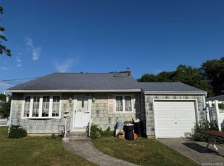 5 Lion Ln, North Babylon, NY 11703