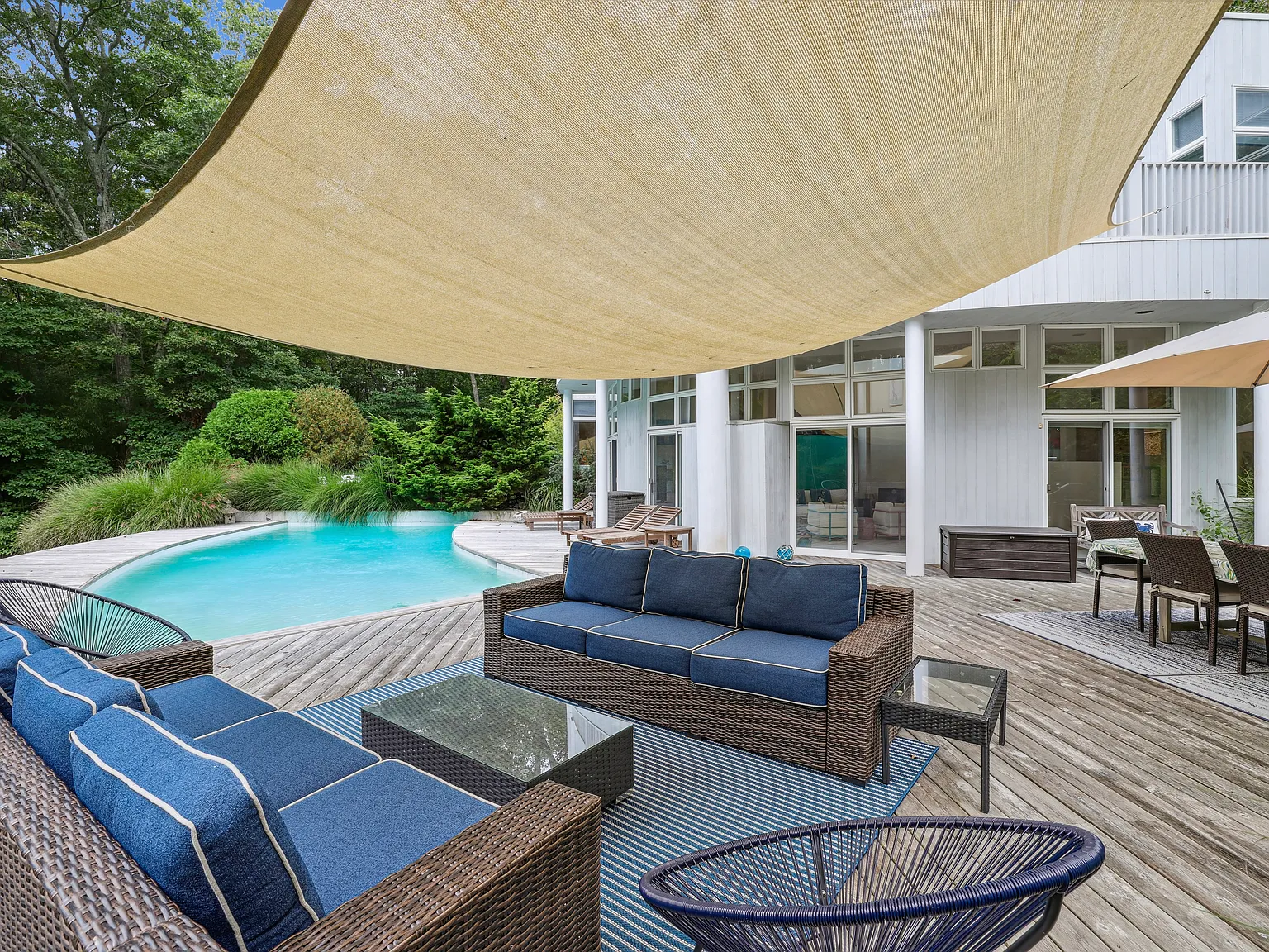 Spectacular Modernist Hideaway — Photo 3