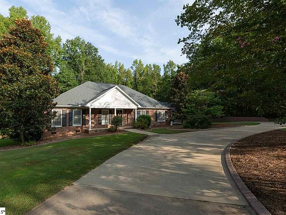 2nd image of 137 Kingswood Cir