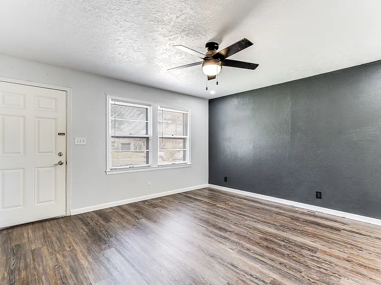 1712 N Belmont Ave — Photo 33