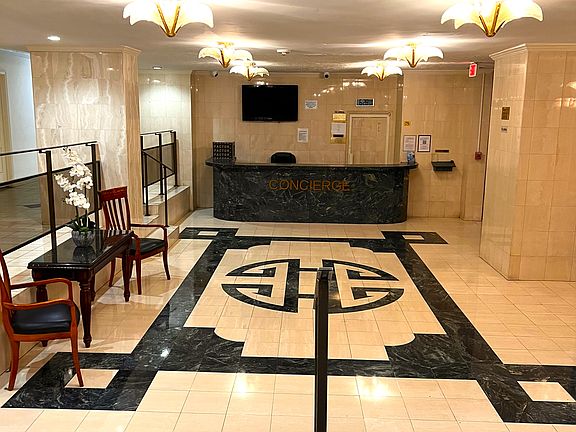 Main lobby wit Concierge