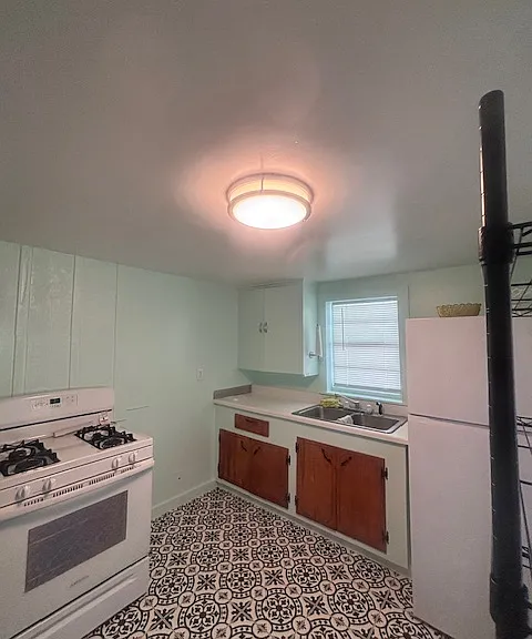 912 Vivian St — Photo 11