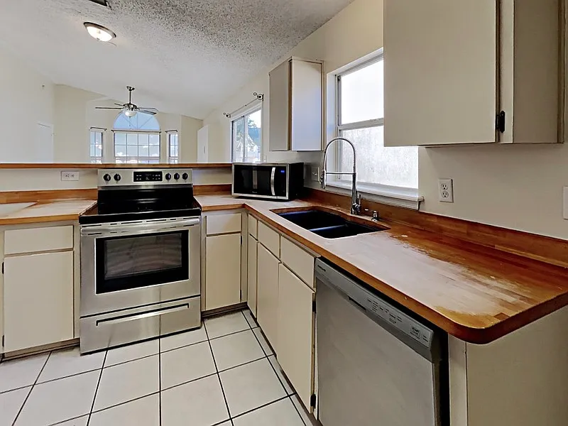 3 bed, 2.0 bath, 1096 sqft, $2,050 — Photo 3