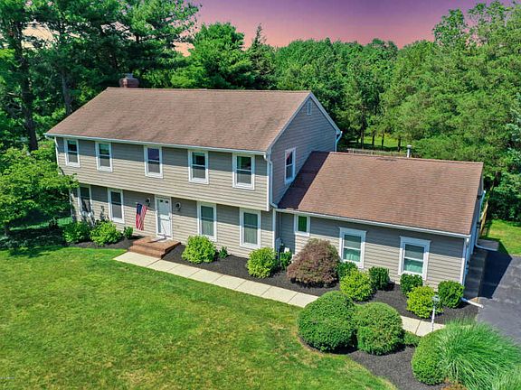 3rd image of 512 Fielders Ln