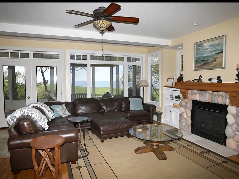 4455 N Lakeshore Dr — Photo 7