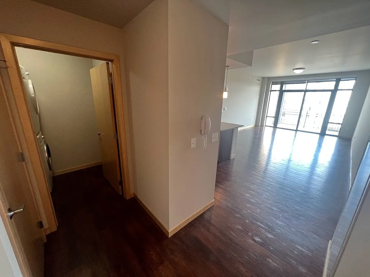 Venture Luxury High Rise — Photo 4