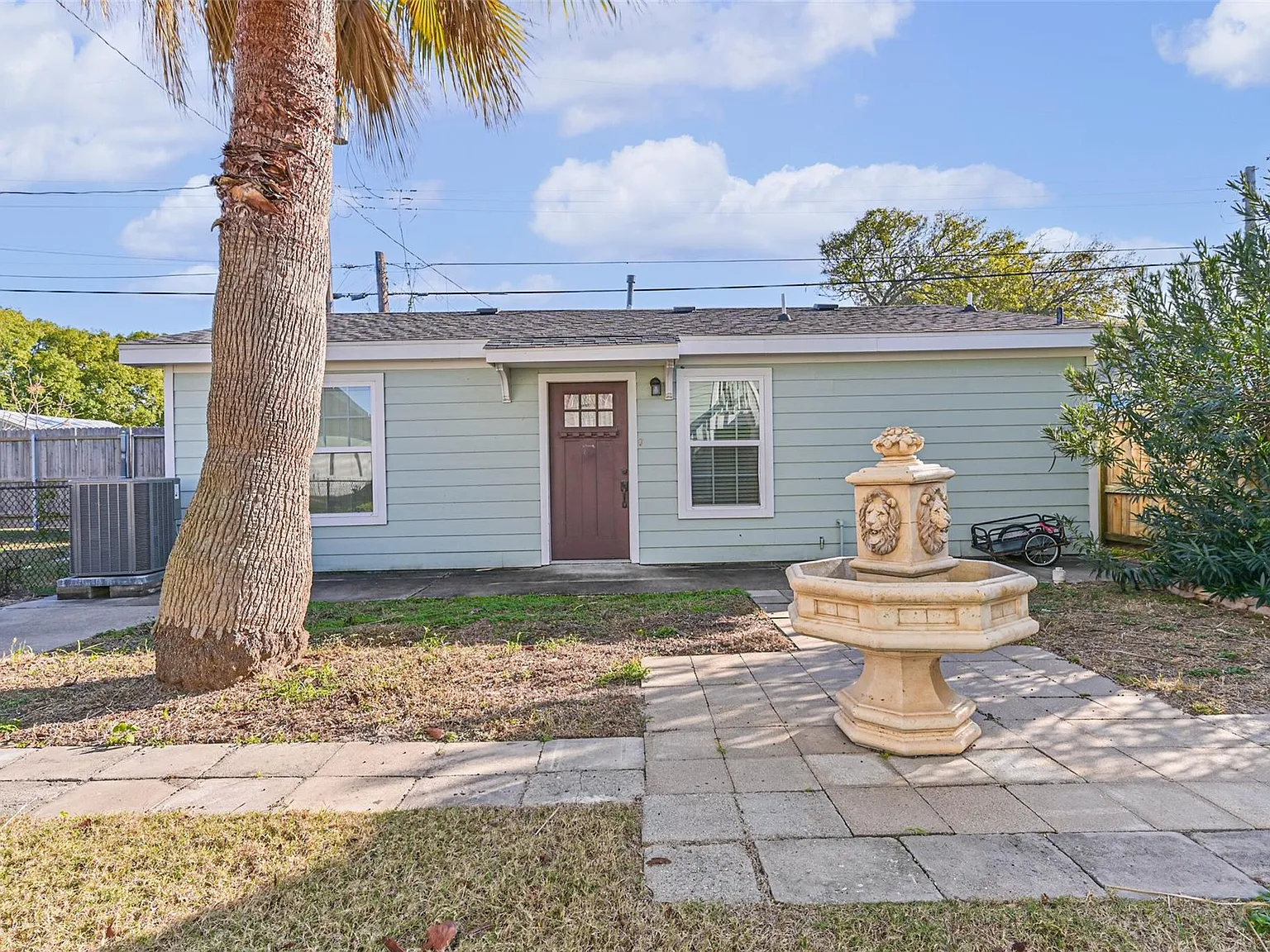 3 bed, 2.0 bath, 899 sqft, $2,100 — Photo 1