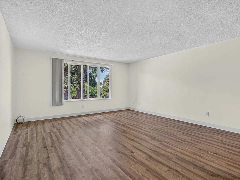 Unit 24 - Silver Lea Apartments - Eugene Oregon