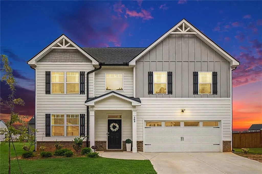 4 bed, 2.5 bath, 2720 sqft, $3,000 — Photo 1