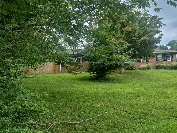 3rd image of 909 Laurel St
