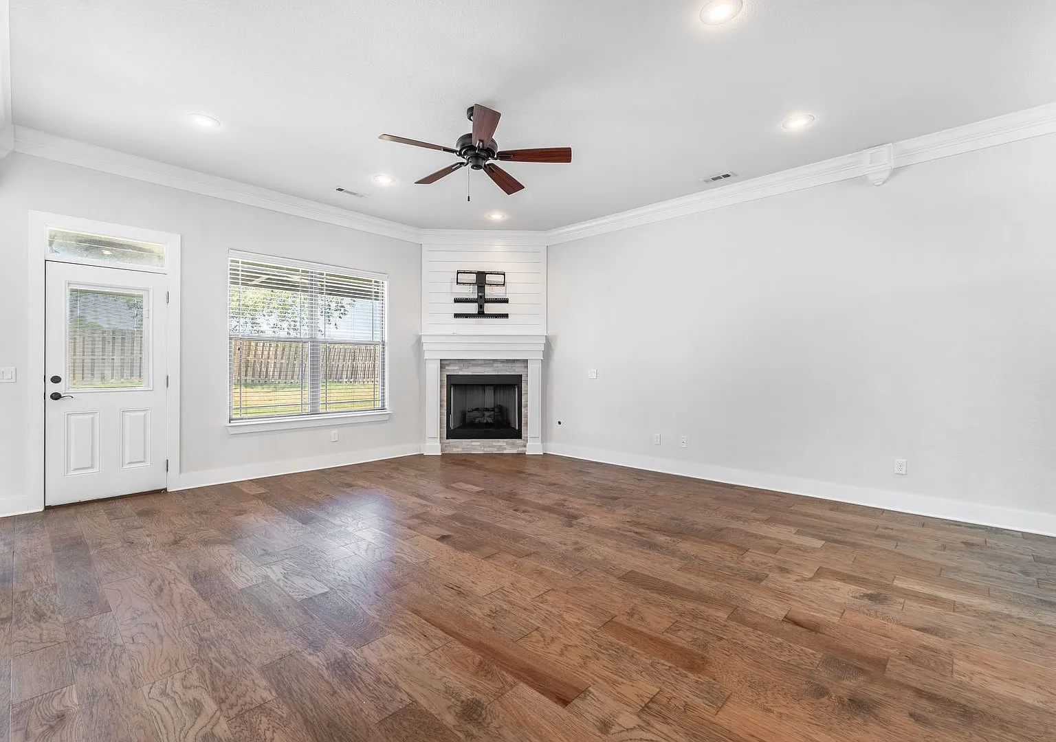Luxury Living in Bentonville: Modern 4 Bed, 3 Bath Home with Fenced Yard — Photo 4
