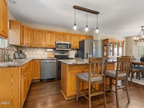 4th image of 601 18th Ave NE