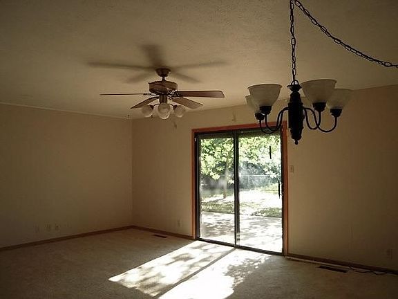 3rd image of 861 Patti Dr
