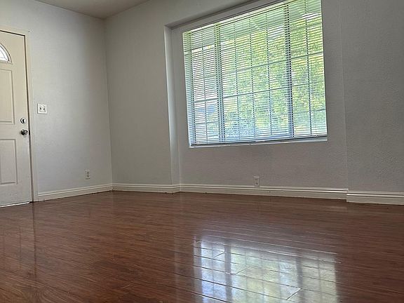 LIVING ROOM AREA WITH WINDOW VIEW TO FRONT COMMON YARD