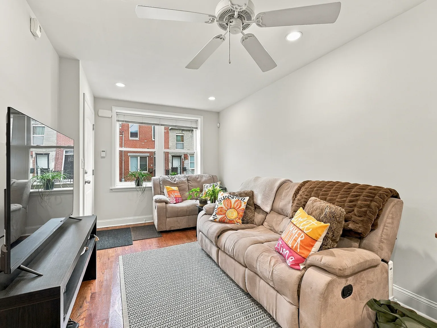 3 bed, 1067 sqft, $1,850 — Photo 3