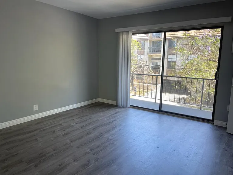 1105 S Barrington Ave — Photo 13