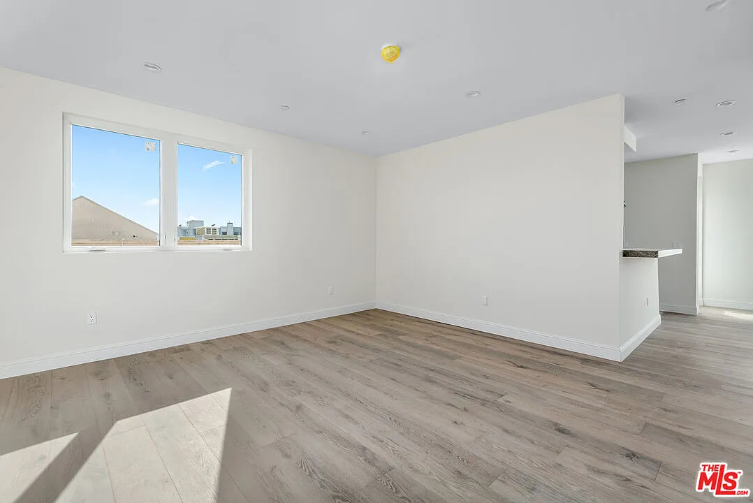3 bed, 2.5 bath, 1118 sqft, $4,550 — Photo 2