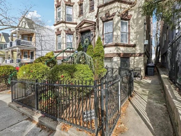 162 Fairview Avenue image 2 of 24