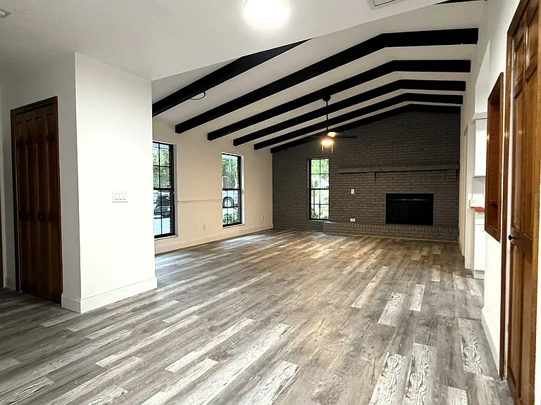 1095 E Graves Ave — Photo 9