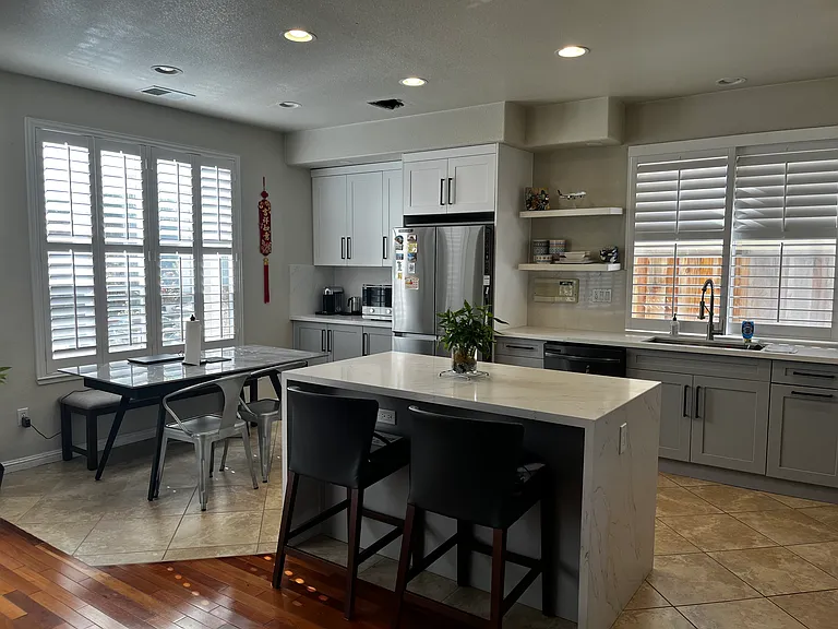 907 Cameron Cir — Photo 4