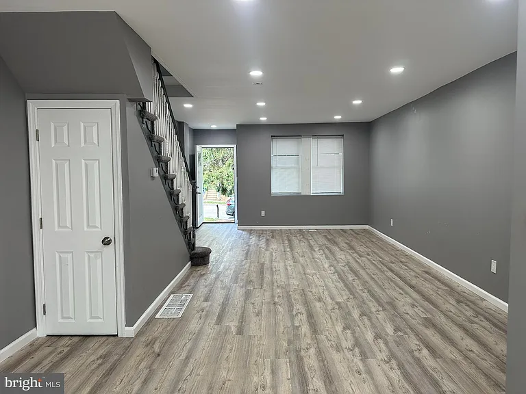 1438 Knorr St — Photo 3