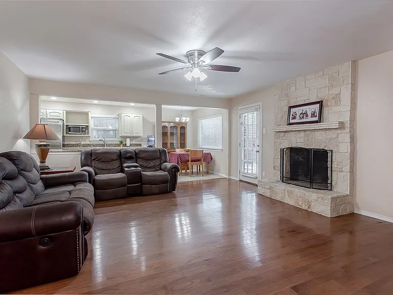 1428 Dumont Dr — Photo 5