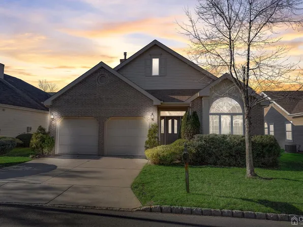 6 Brighton Ct, Monroe Township, NJ 08831