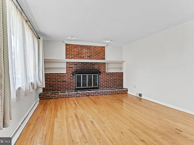 213 Sunset Dr — Photo 4
