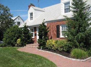 15 Surrey Dr, Merrick, NY 11566