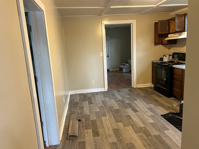 927 W Scott Ave — Photo 3