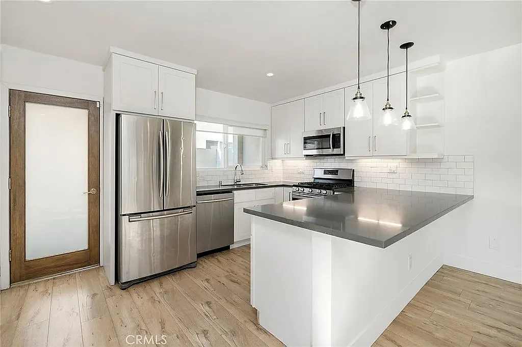2 bed, 1156 sqft, $4,100 — Photo 3