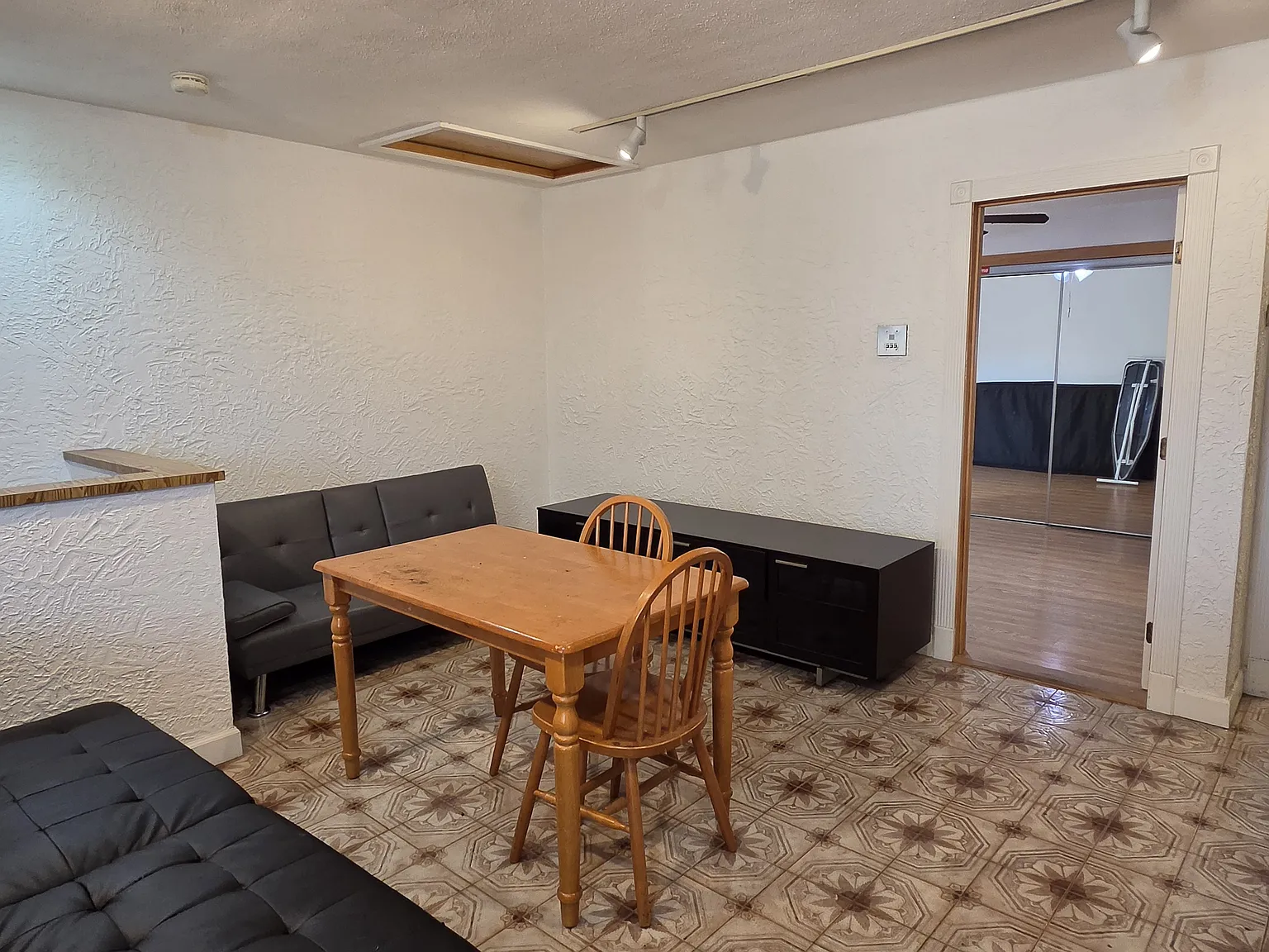 1 bed, 900 sqft, $2,300 — Photo 3