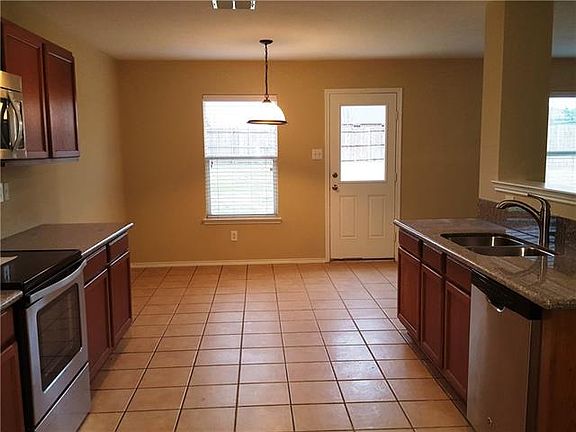 4th image of 2909 Groveland Ct