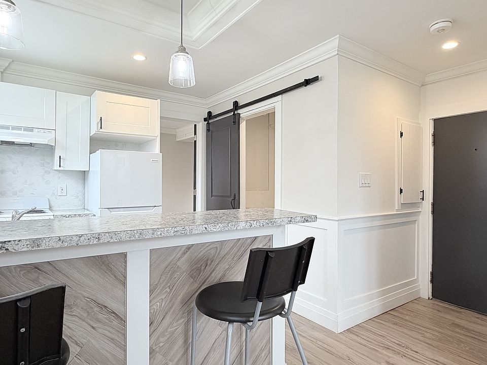1st image of 1495 Gladstone Ave #101