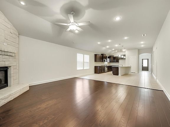 4th image of 601 Elm Creek Dr