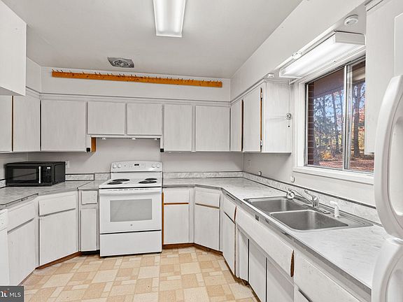 3rd image of 1904 N Oak Ln