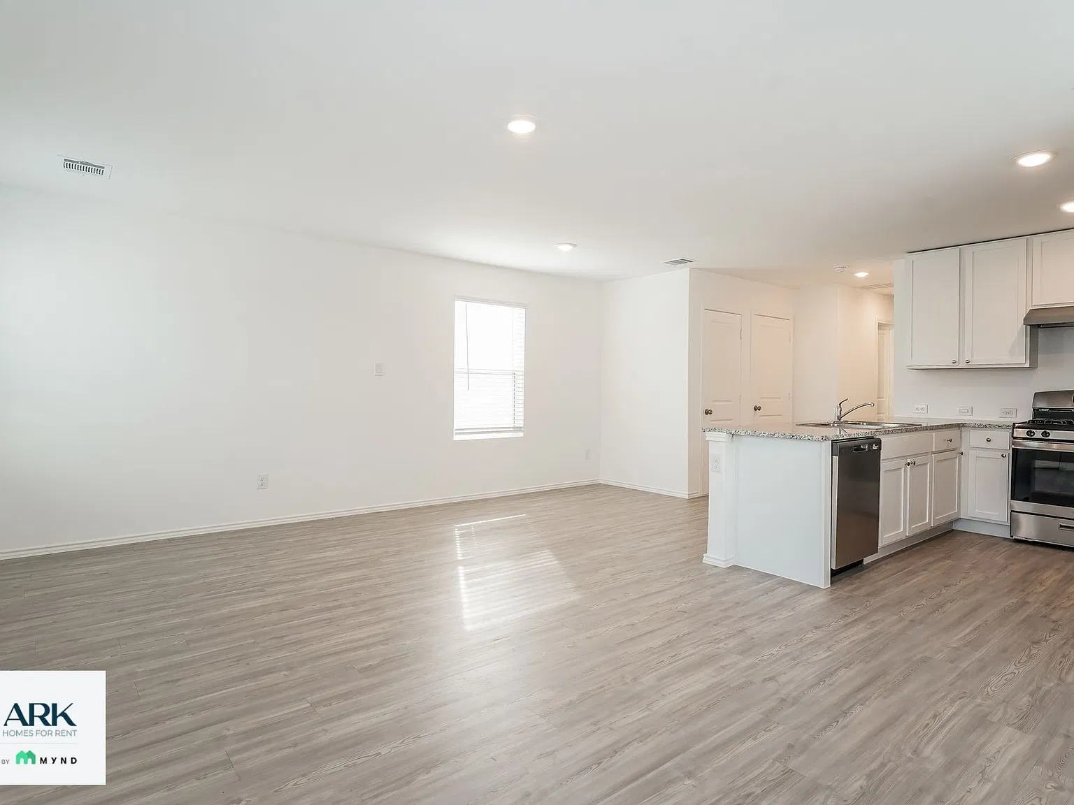 3 bed, 2.0 bath, 1018 sqft, $1,345 — Photo 2