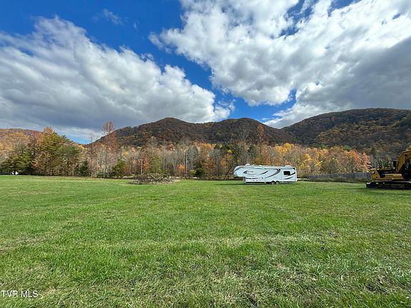 3rd image of 724 Dry Creek Rd