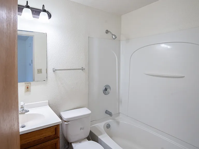 Fargo, ND Forest Avenue Apartments | Bathroom